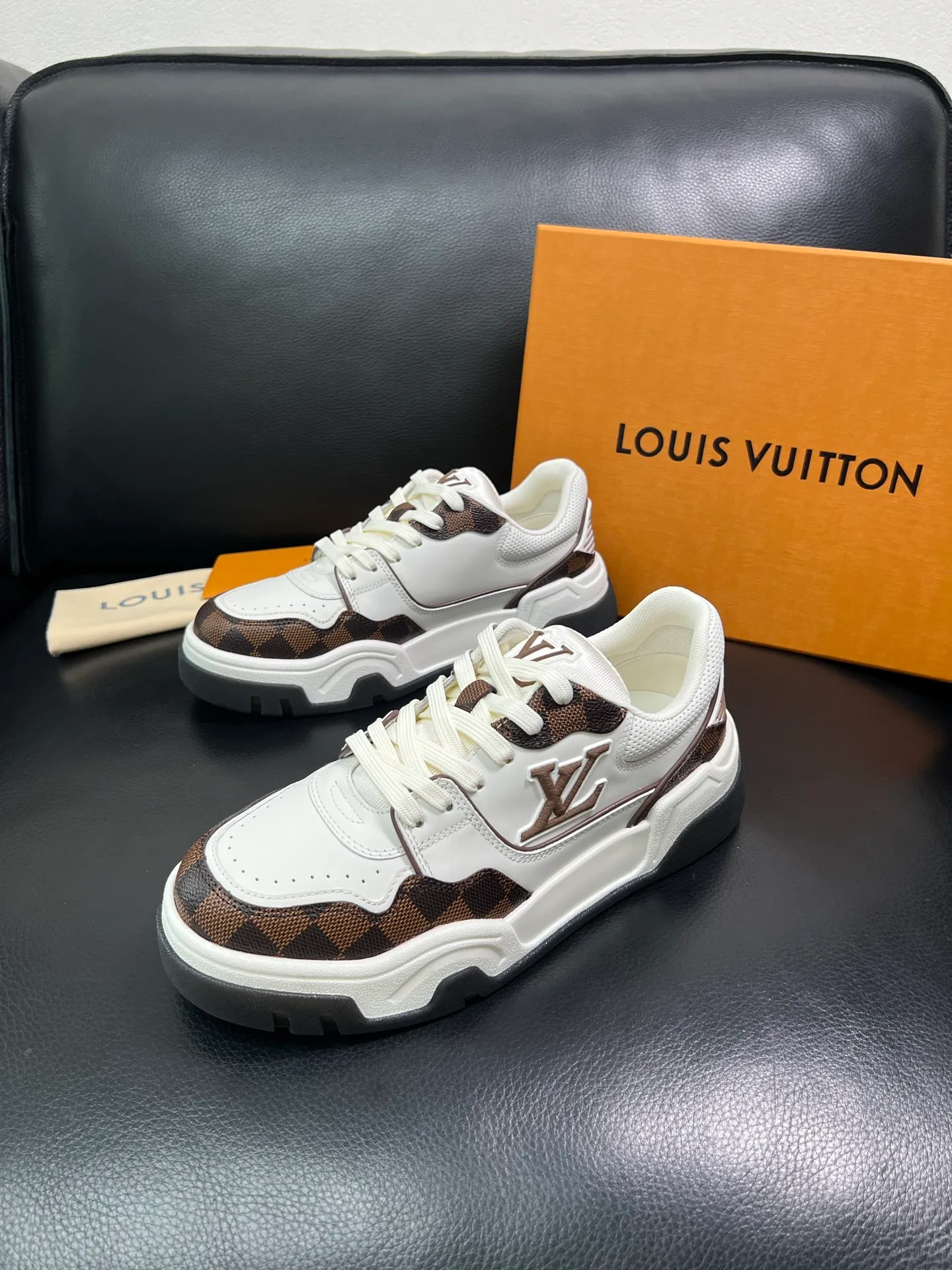 Men's shoes 💰900 Lv top purchase Louis Vuitton, counter synchronization, uppers imported from Italy cowhide, imported mesh padding soft and comfortable, soles: original soles specially provided by the original factory, T men's shoes 💰U exclusive movable molded soles super comfortable, original factory and single goods, high quality, welcome to compare, code number 38-44 (customized 45) 85883